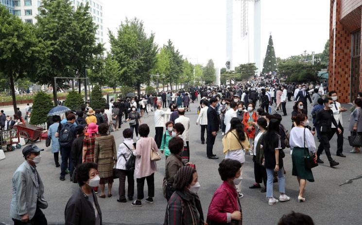 ฝูงชนมากมายรวมตัวกันนอกโบสถ์ในเกาหลีใต้ ซึ่งเป็นผลมาจากการอภิปรายเกี่ยวกับข้อห้ามทางศาสนาที่ประกาศโดยรัฐบาลเพื่อควบคุมการแพร่ระบาดของ COVID-19.