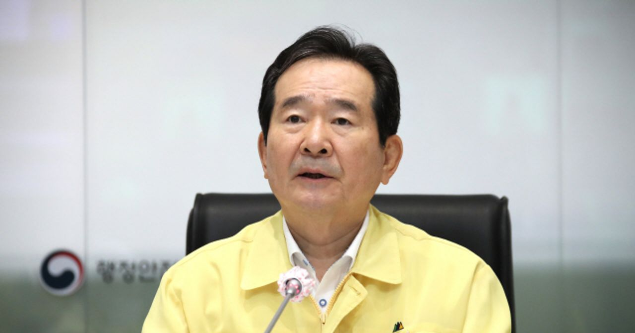 多个红色的十字架灯光在夜晚城市的背景中闪烁，象征宗教活动的繁荣。