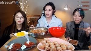 อาชีพที่มาแรงในเกาหลีกับ “มอกบัง” เพียงกินอาหารโชว์ก็สามารถสร้างรายได้และเป็นที่รู้จัก? แล้วจุดเริ่มต้นมาจากไหนกันนะ?