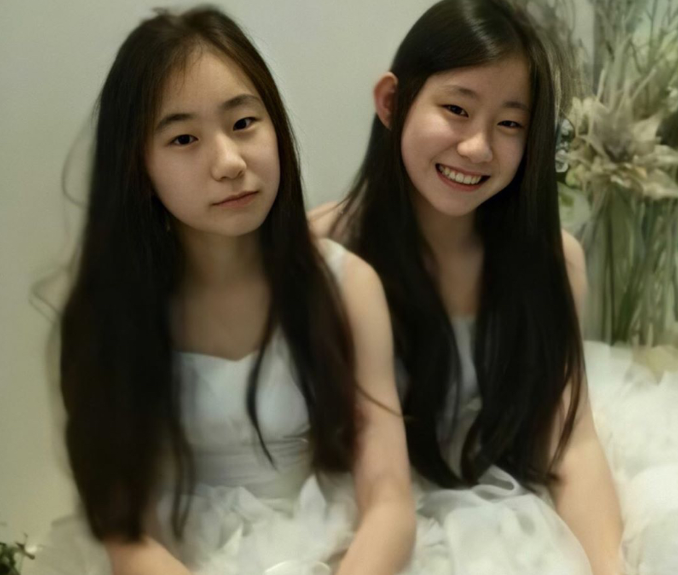 Сестры ли. Itzy Chaeryeong and Izone Chaeyeong. Chaeryeong and her sister. Chaeryeong Itzy брат с сестрой.