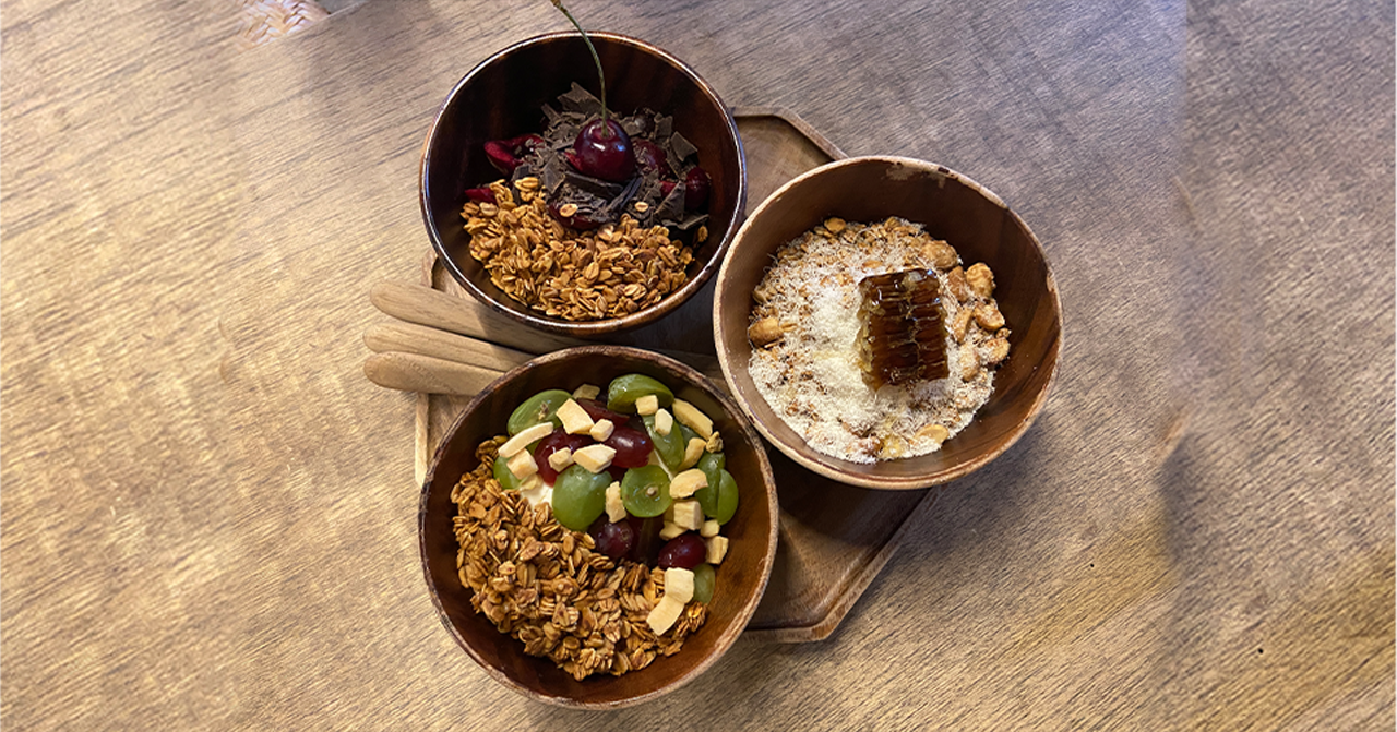 คาเฟ่ ฮงแด | THANKS, OAT สาวเกาหลีติดใจ YOGURT BOWL！วัตถุดิบสดใหม่ที่ทำให้รสชาติอร่อยและดีต่อสุขภาพ!