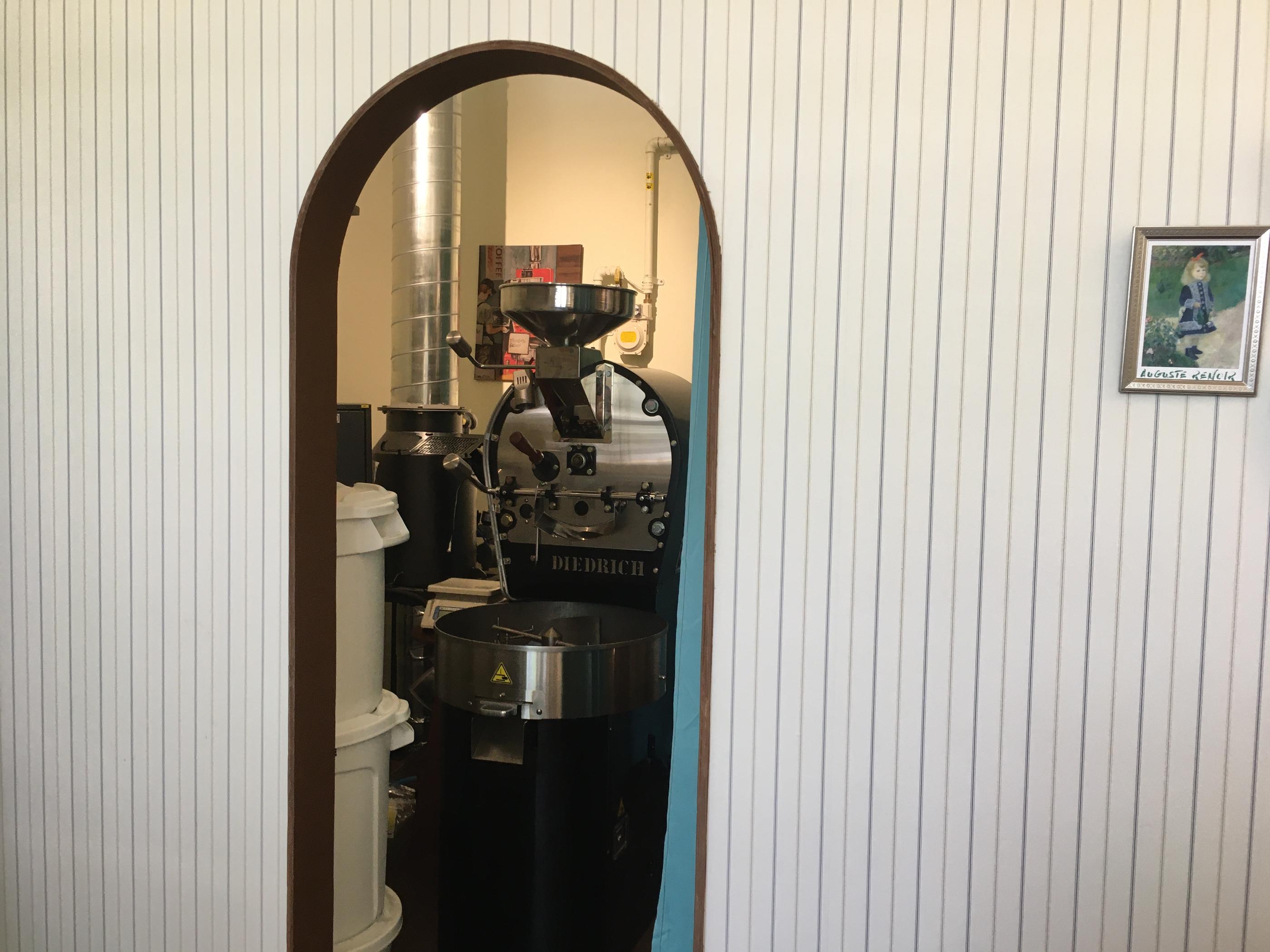 Try Seasonal Specials At This Coffee Roastery With Expertise & History! Young & Daughters | Gongdeok