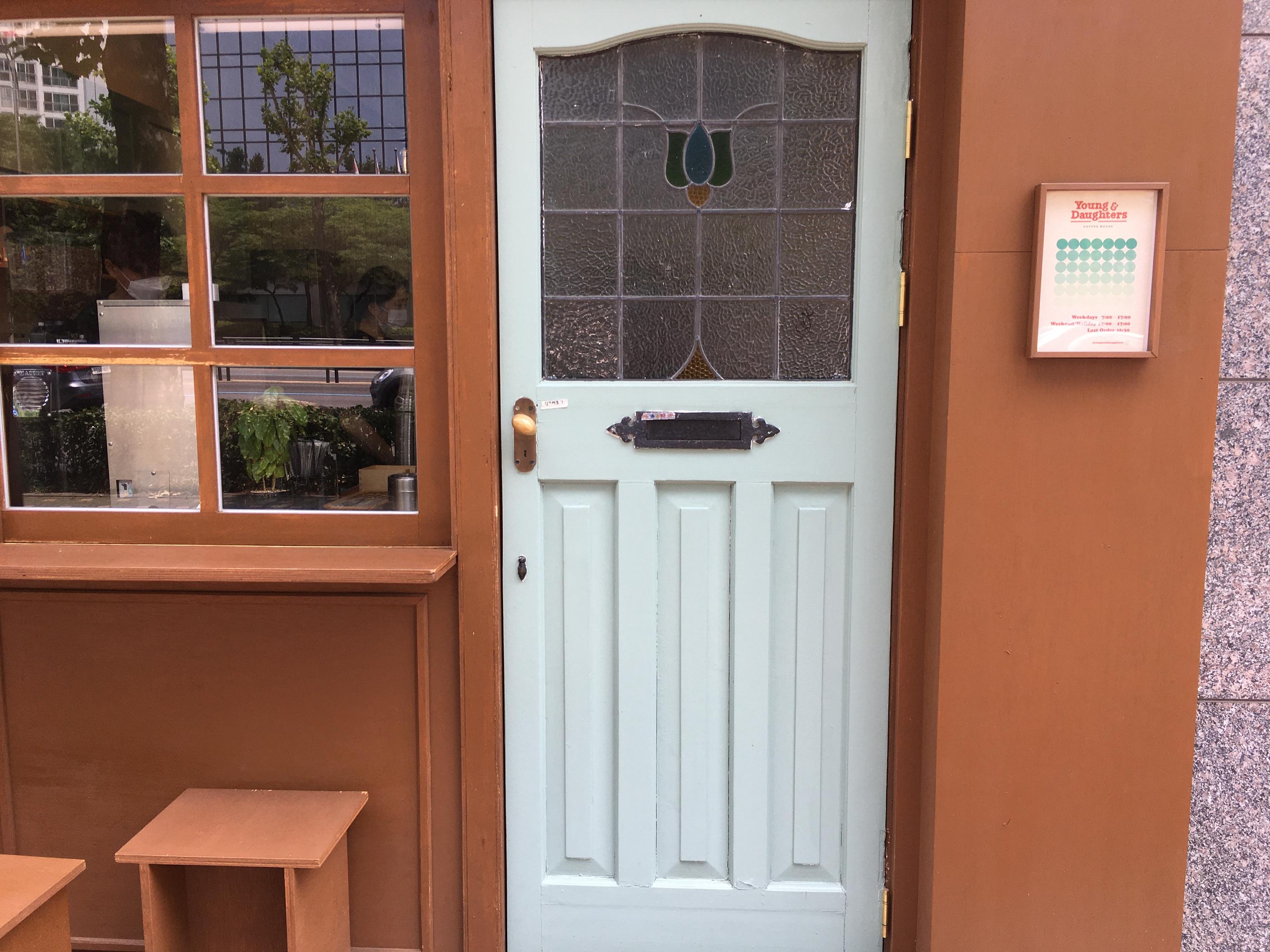 Try Seasonal Specials At This Coffee Roastery With Expertise & History! Young & Daughters | Gongdeok