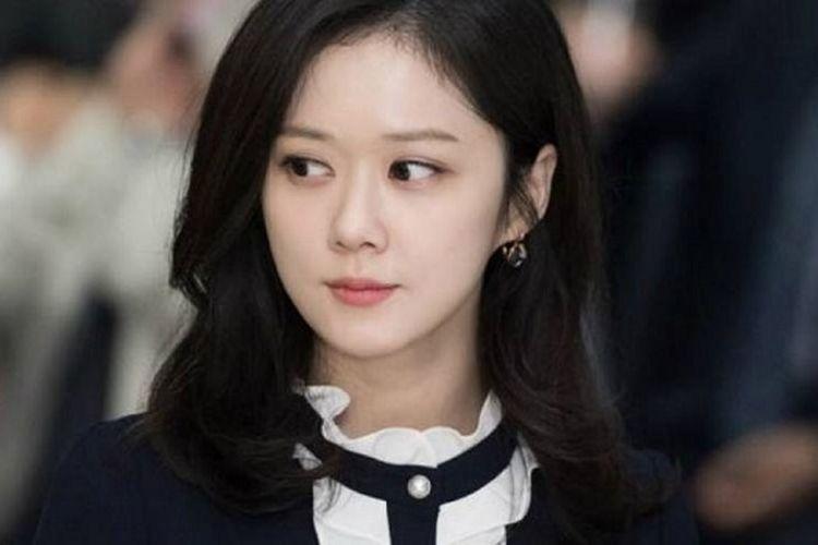 ภาพจาง นาราในชุดสีดำ เผยให้เห็นถึงสไตล์วินเทจที่โดดเด่นและลุคที่ดูหล่อเหลา