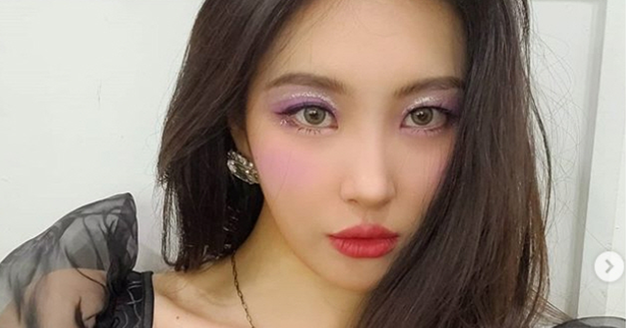 宣美穿著黑色禮服，背景是白色牆壁