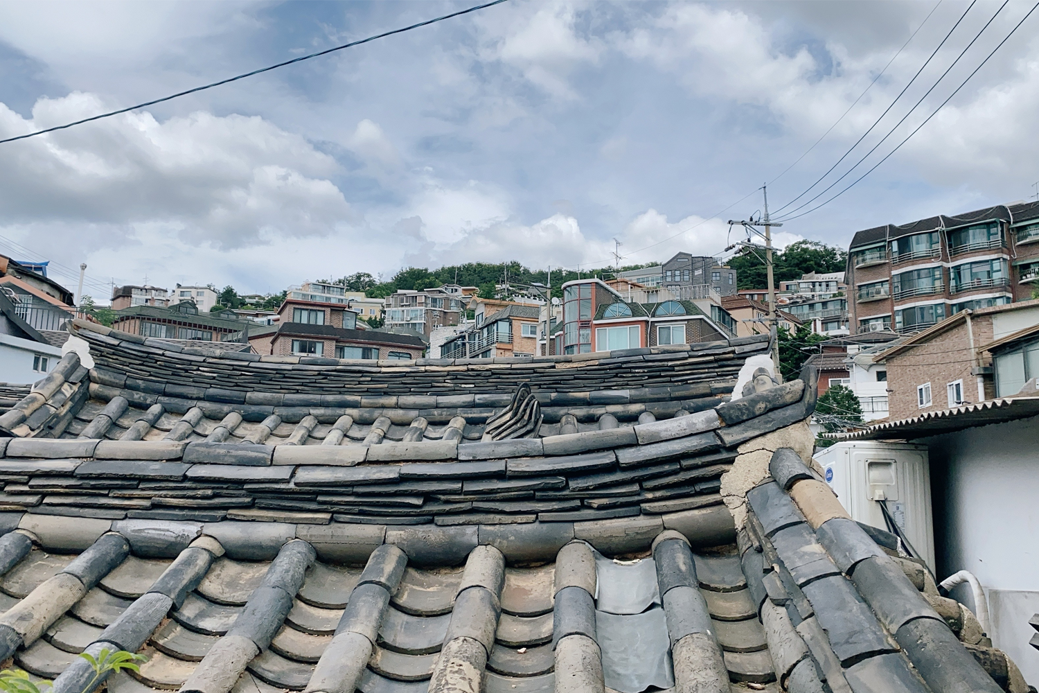 從Cafe58.4望出去的韓屋屋頂景色，展現了傳統與現代相結合的都市圖景。