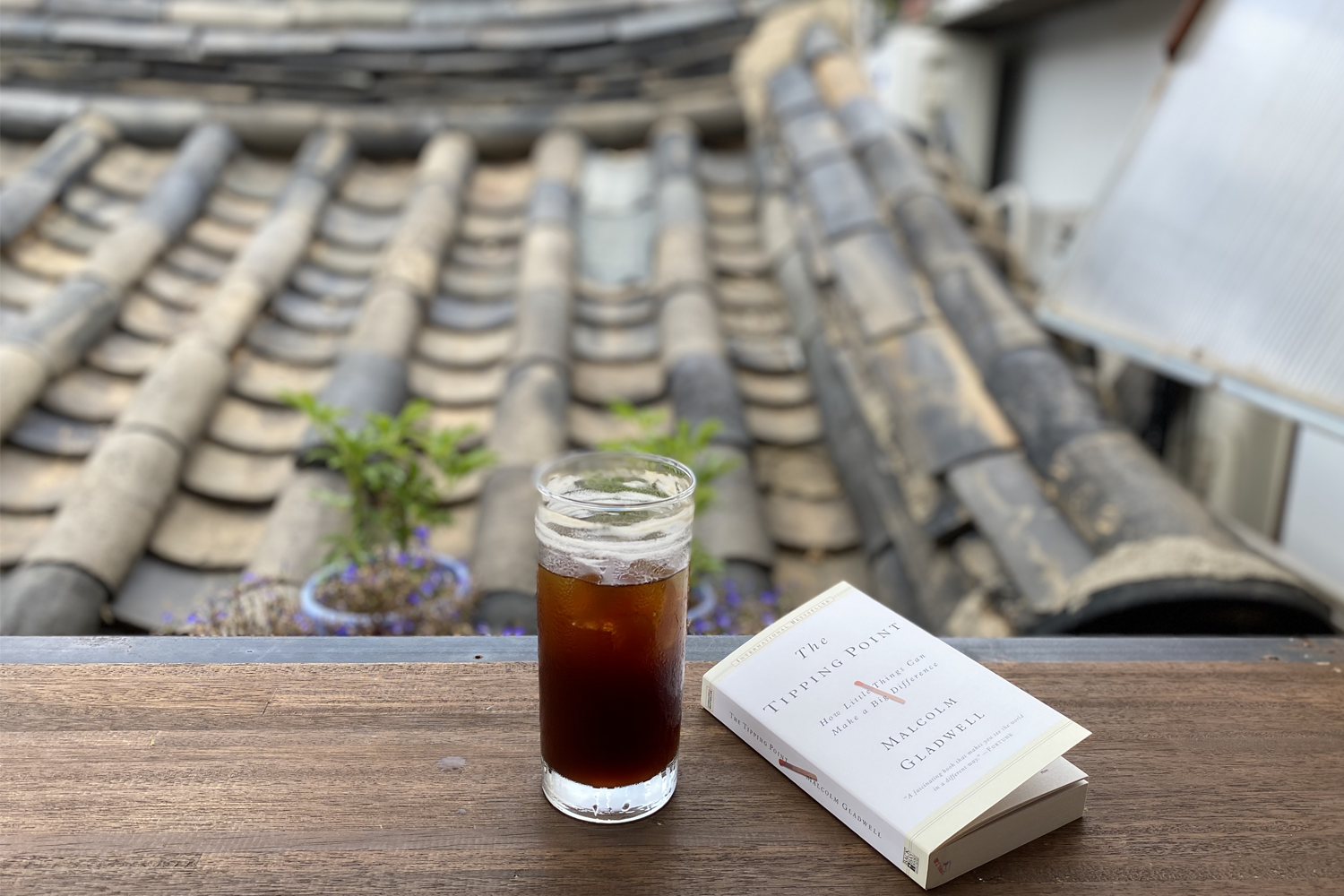 Cafe58.4露臺的室外座位區，木桌椅和簡樸的風扇營造了舒適的氛圍。