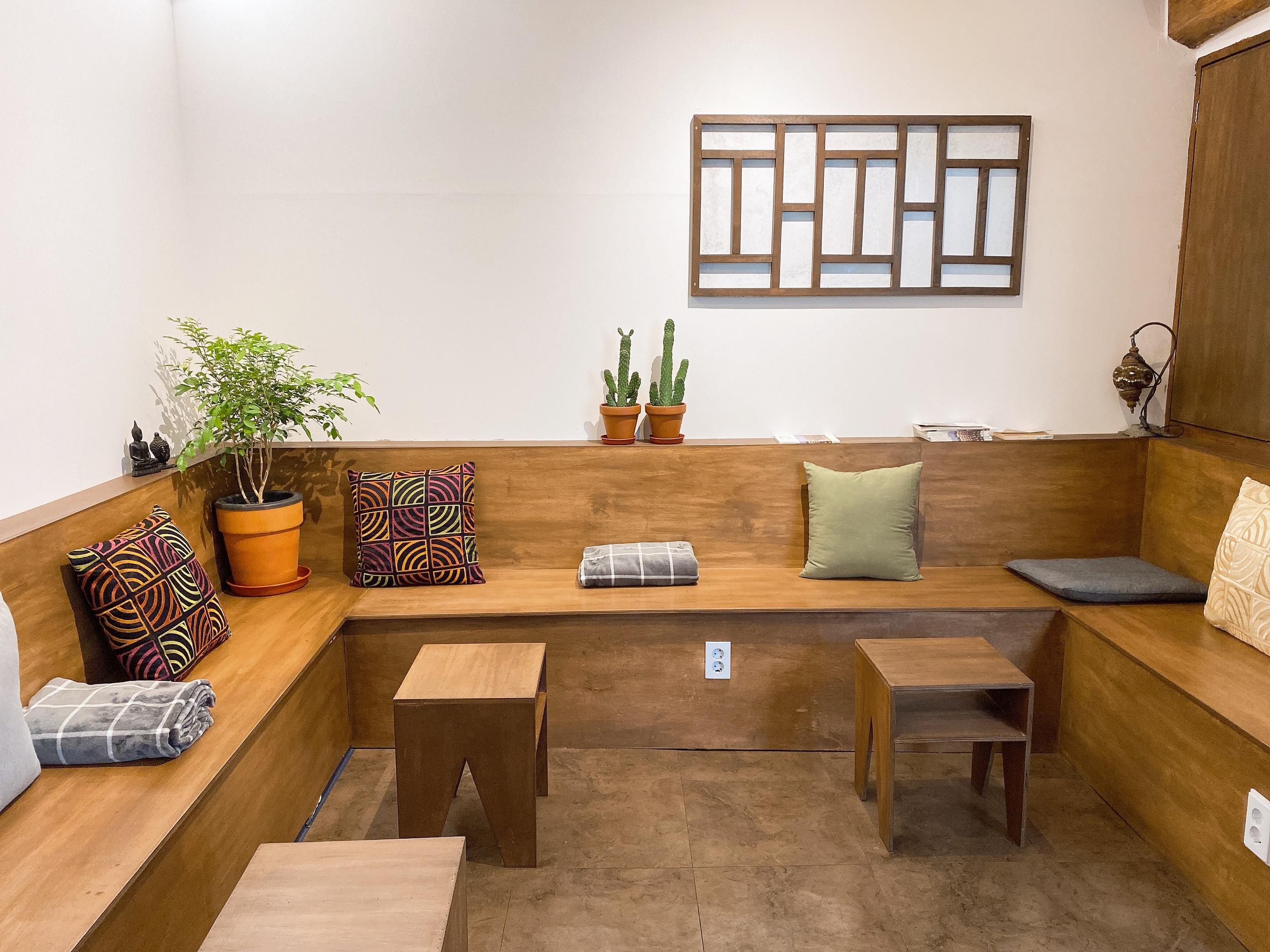 A Hidden Gem With Quiet Views Of Hanok Roofs As Stunning As Ikseondong