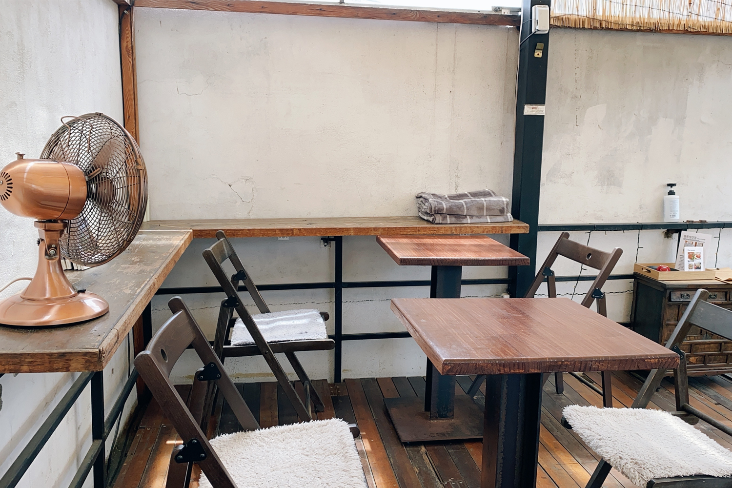 Cafe58.4的露臺視角，展示了整個韓屋屋頂景觀和精緻的咖啡空間佈置。