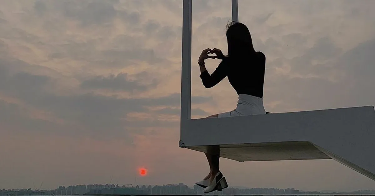 弘大區域的人行街道景象，活力四溢的商業區，各式店鋪顯示在兩旁，行人來回不息。