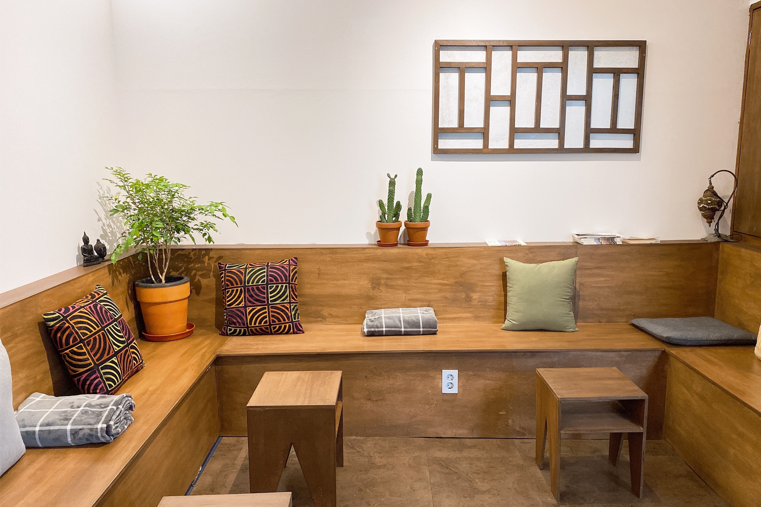 Cafe58.4一樓內飾，展示了帶有木製傢俱和傳統韓屋元素的舒適空間。