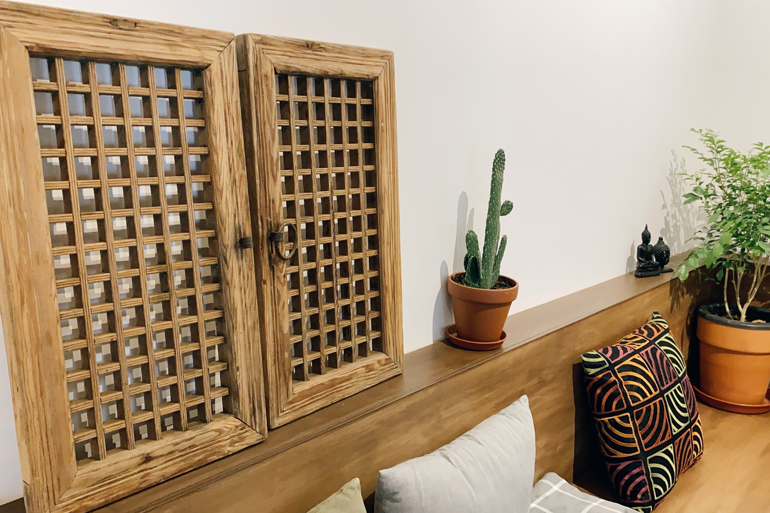 Cafe58.4的內部一角，裝飾著傳統韓屋元素的窗櫺和小盆栽植物，營造出溫暖的氛圍。