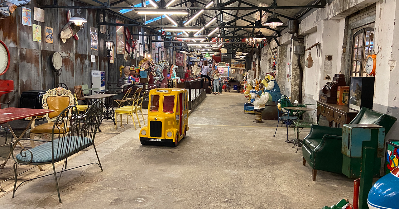 香港江華島朝陽紡織咖啡廳的復古玩具空間，擺滿懷舊玩具，讓遊客重温童年記憶。