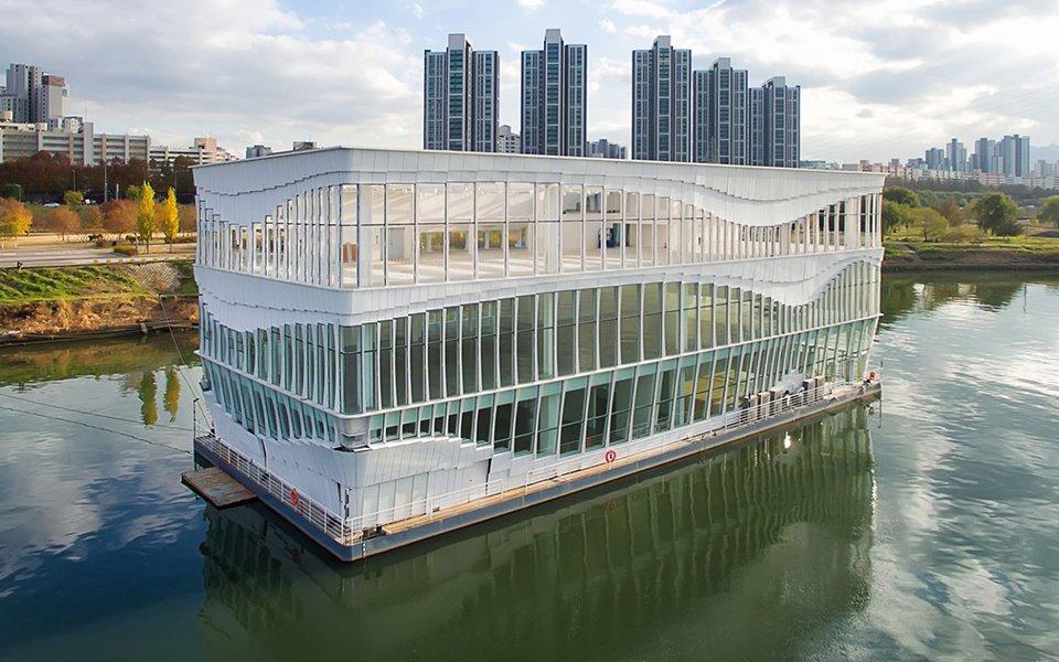 韓国、スタバ、韓国スタバ、韓国カフェ、カフェ、スターバックス、スターバックスコーヒー、韓国スターバックス、ハンガン、韓国旅行、韓国ハンガン、漢江、韓国大きなカフェ、蚕室、ちゃむしる、チャムシル、チャムシルカフェ、チャムウォン、江南、江南カフェ、カンナムカフェ、カンナム、ハンガンスタバ、漢江スタバ、ハンガンに浮かぶ、水上スタバ、世界のおもしろスタバ、世界のスタバ