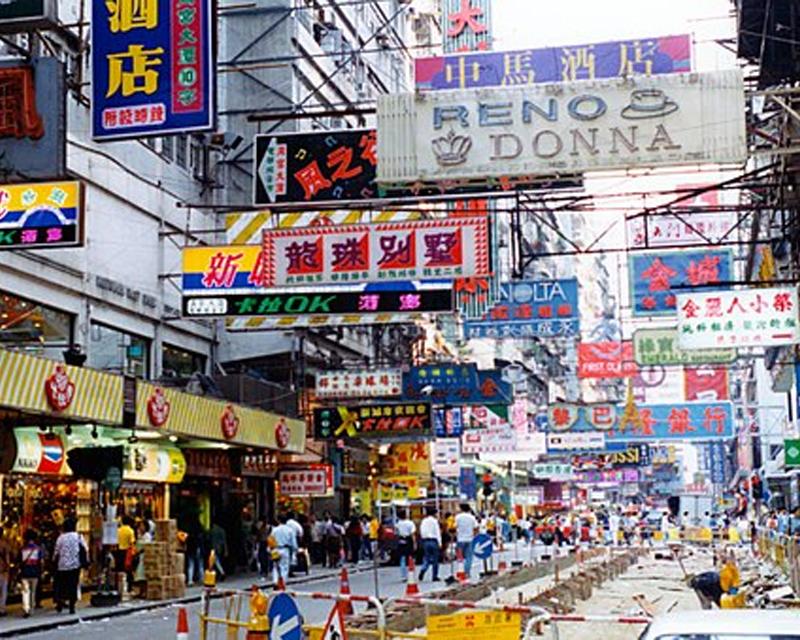 香港旺角繁忙街景，色彩繽紛的招牌，展示香港的本地文化特色。