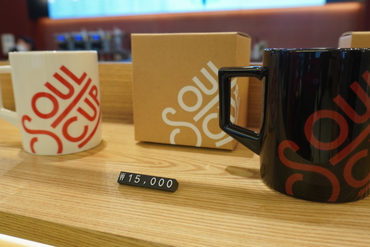 JYP SOULCUP Cafe 中出售的 Soul Cup 馬克杯展示
