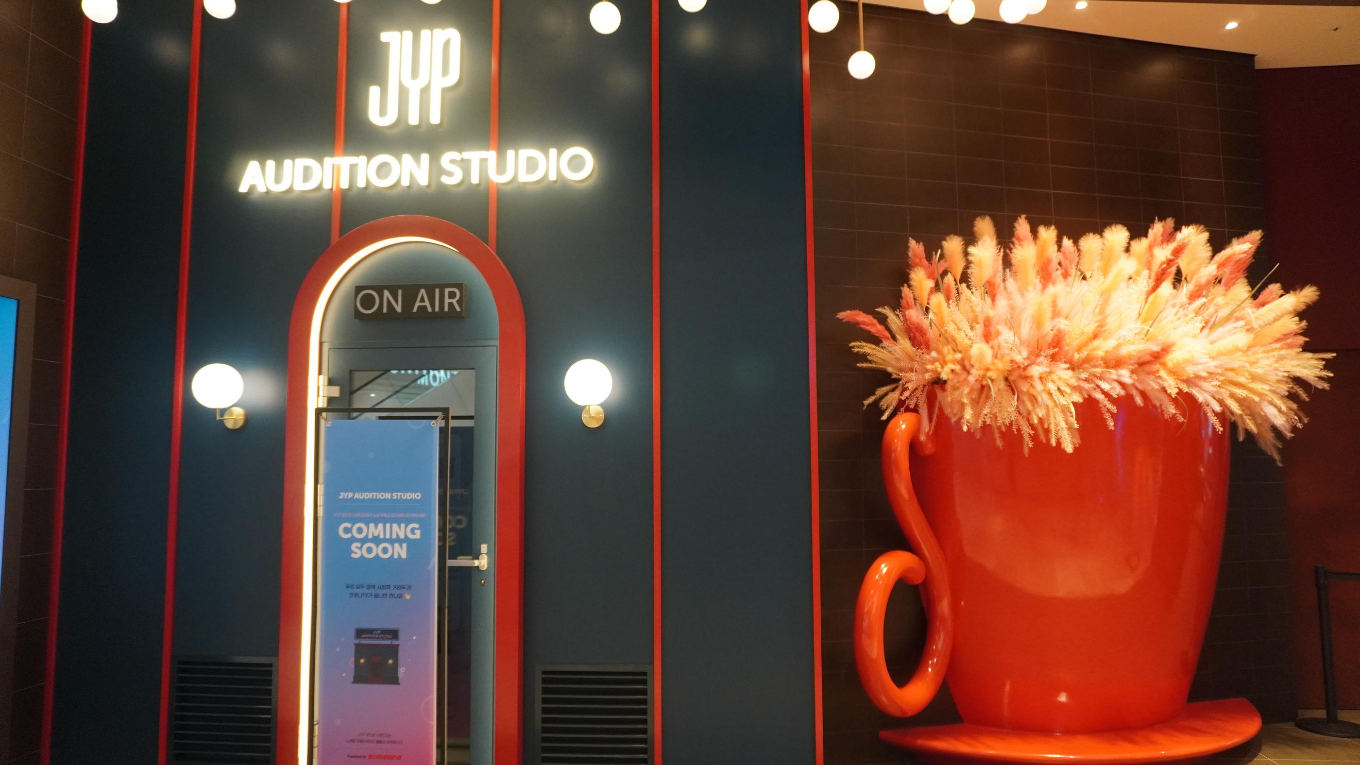 JYP SOUL CUP สาขาที่ตึกจะปิดตัวลงแต่ไม่ต้องเสียใจ แวะไปที่สามารถใหม่ที่จัมชิลซิ ขนมและเครื่องดื่มเลิศเหมือนเดิม เพิ่มเติมเดินทางง่ายมากก...