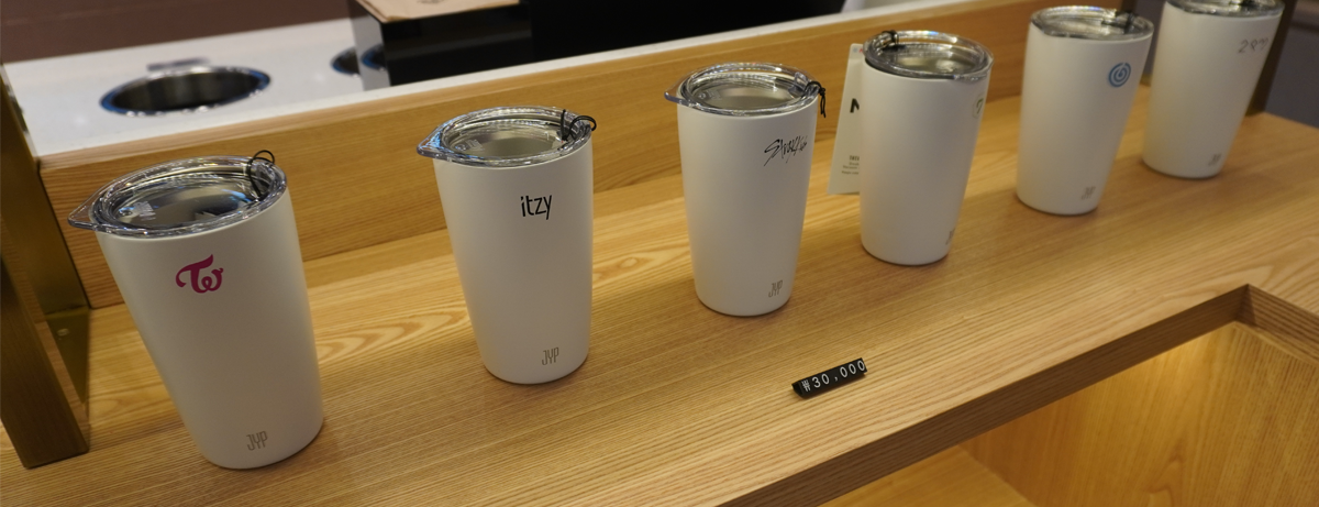 JYP SOULCUP Cafe 的品牌杯子，附有不同JYP系列團體的Logo