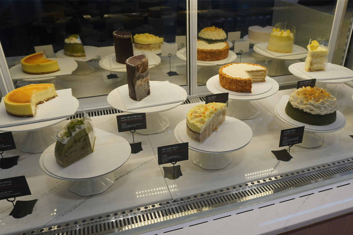JYP SOULCUP Cafe 蛋糕展示櫃，提供各式不同口味的手工蛋糕
