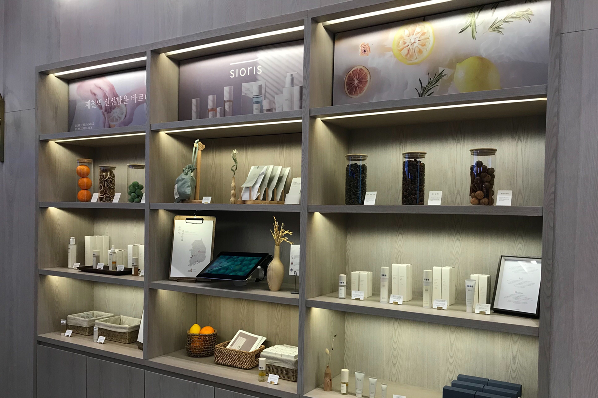 JYP SOULCUP Cafe 櫃檯上展示的護膚產品，強調有機製作理念