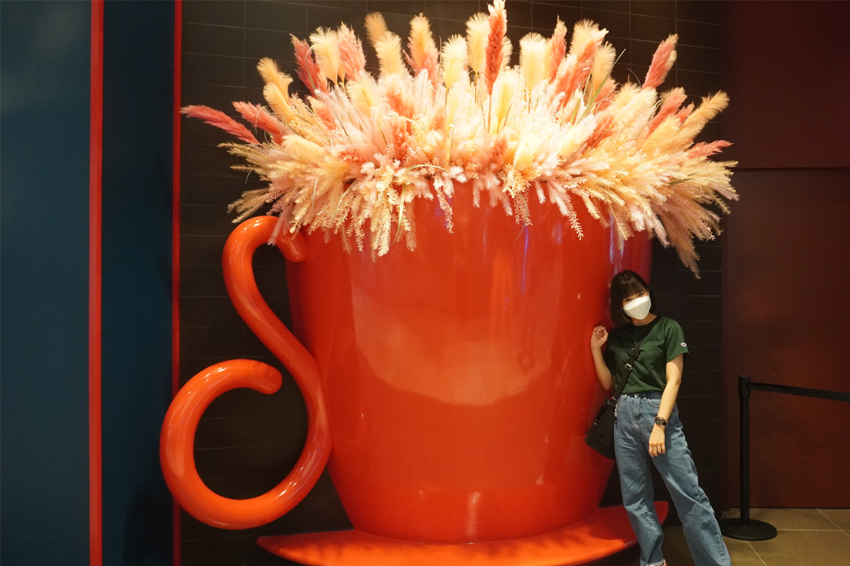 JYP SOULCUP Cafe 大紅色象徵性杯子裝飾，吸引遊客打卡必拍的場景