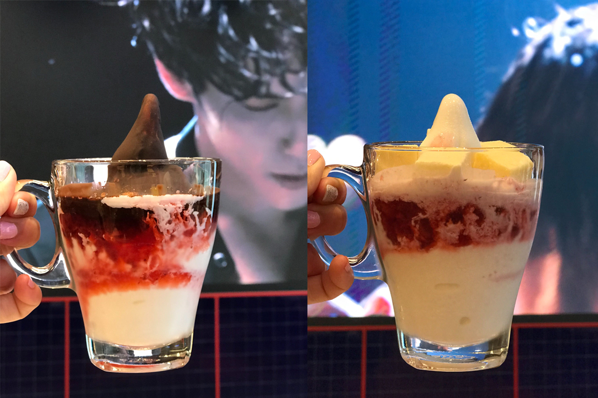 JYP SOULCUP Cafe 餐桌上的草莓和巧克力冰淇淋，擺放在透明玻璃杯中