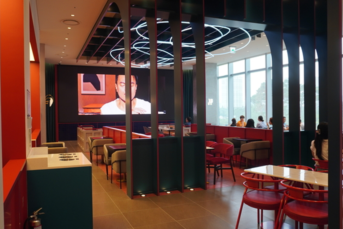 JYP SOULCUP Cafe 環境展示，內部座位設計風格現代，氛圍輕鬆宜人