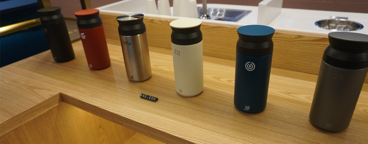 JYP SOULCUP Cafe 各色保溫杯近拍，杯身印有知名韓國偶像團體名字