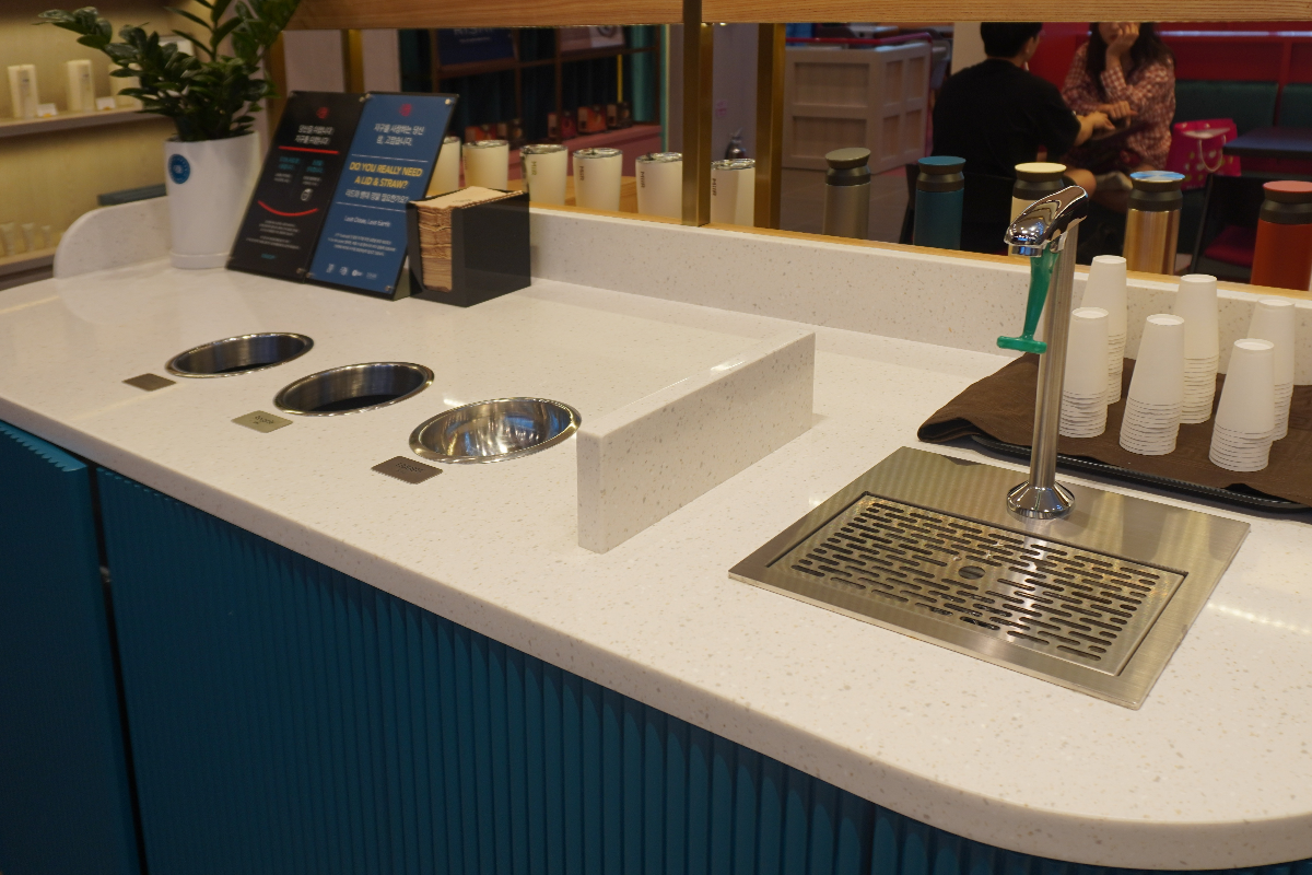JYP SOULCUP Cafe 餐廳中設置有飲水機，可以自取飲水的區域