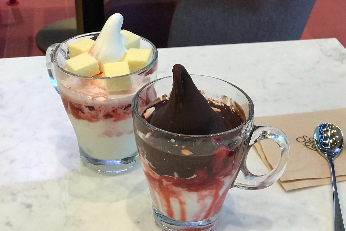 JYP SOULCUP Cafe 展示的多種有機奶冰淇淋選擇，包含巧克力和起司口味