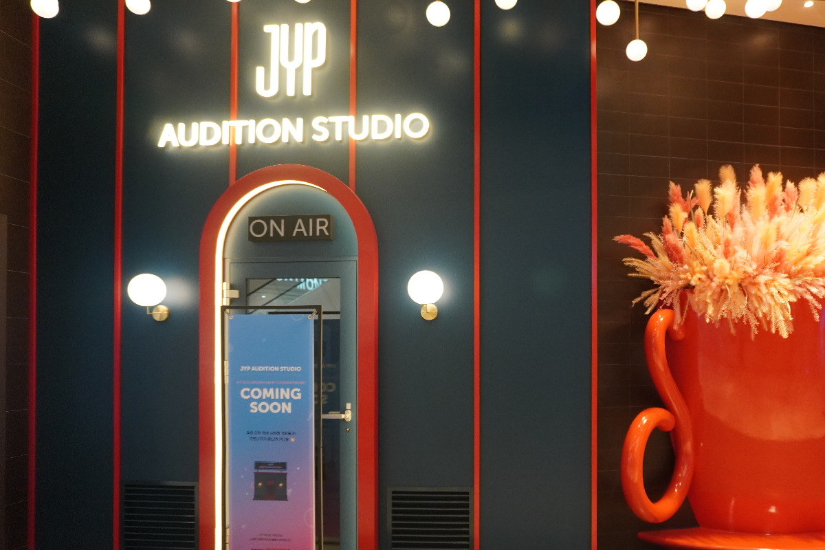 JYP SOULCUP Cafe 室內環境展示，包含簡約設計元素和舒適的座位區