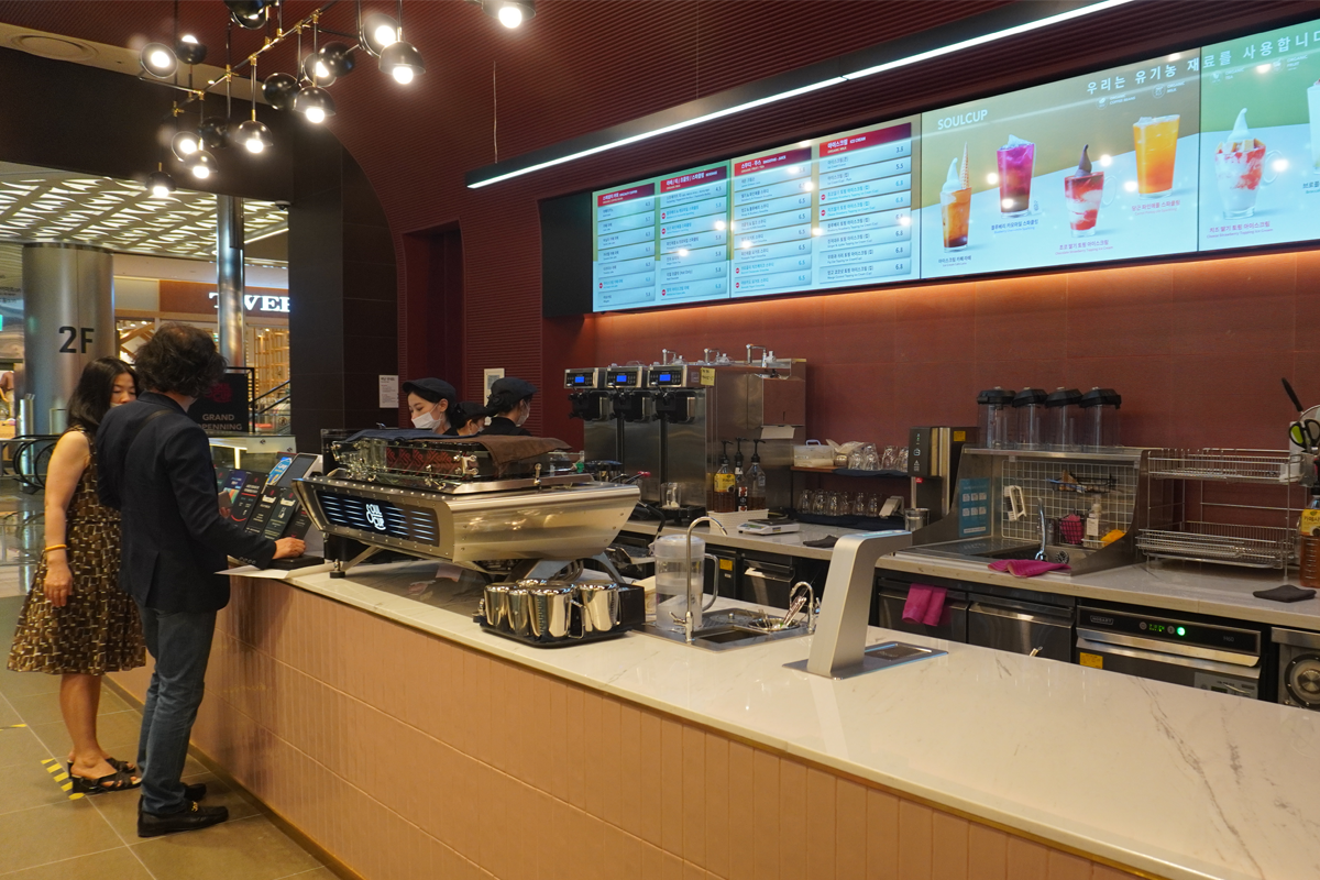 JYP SOULCUP Cafe 櫃臺，點餐櫃臺上方菜單展示當天提供的咖啡和飲品