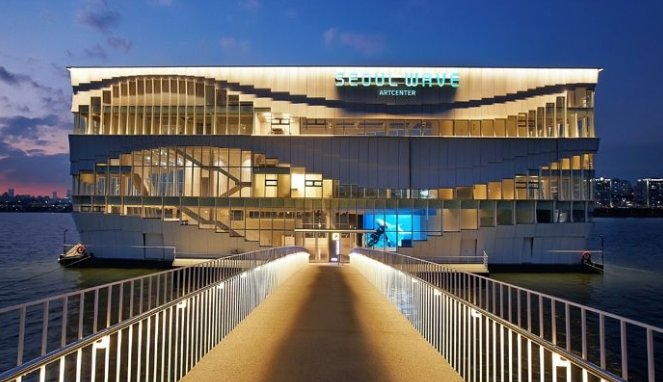 香港韓國文化交流介紹，夜間漢江上的星巴克門店，燈火通明的橋樑景觀