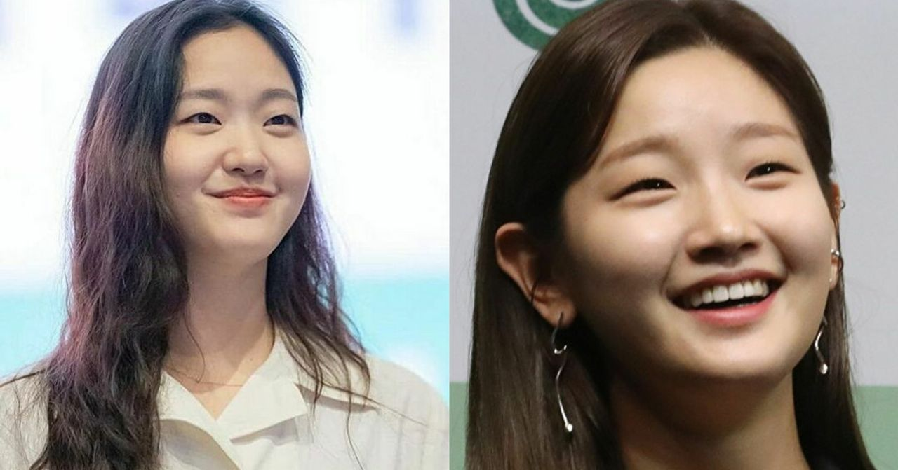 金高銀與樸素丹，兩位單眼皮韓國女演員被説長相相似，照片中兩人穿著正式的白色服飾，髮型優雅。