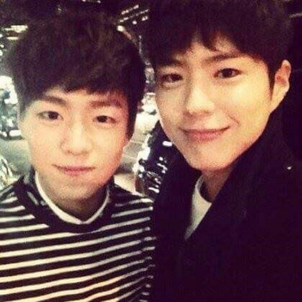 パク・ボゴムとイ・ヒョヌの似ている特徴が注目される画像。犬のように愛らしい表情が似ています。