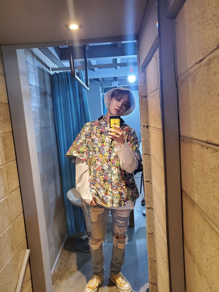 กางเกงขาบาน? เสื้อยืดสีขาว? มาดูกันดีกว่าว่า ซัมเมอร์นี้มีแฟชั่นอะไรบ้างที่ไอดอลชอบใส่กัน