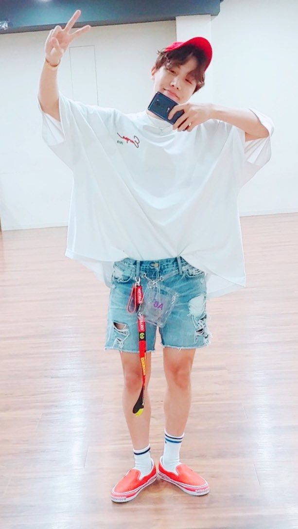 กางเกงขาบาน? เสื้อยืดสีขาว? มาดูกันดีกว่าว่า ซัมเมอร์นี้มีแฟชั่นอะไรบ้างที่ไอดอลชอบใส่กัน