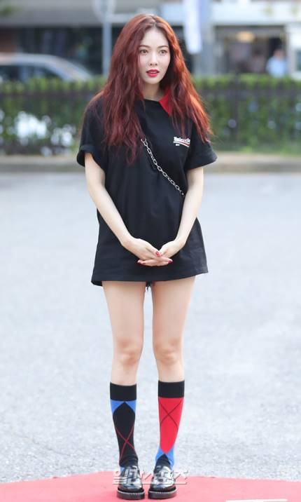 กางเกงขาบาน? เสื้อยืดสีขาว? มาดูกันดีกว่าว่า ซัมเมอร์นี้มีแฟชั่นอะไรบ้างที่ไอดอลชอบใส่กัน