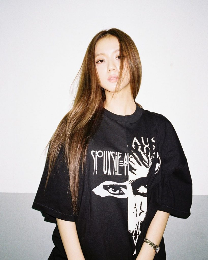 กางเกงขาบาน? เสื้อยืดสีขาว? มาดูกันดีกว่าว่า ซัมเมอร์นี้มีแฟชั่นอะไรบ้างที่ไอดอลชอบใส่กัน