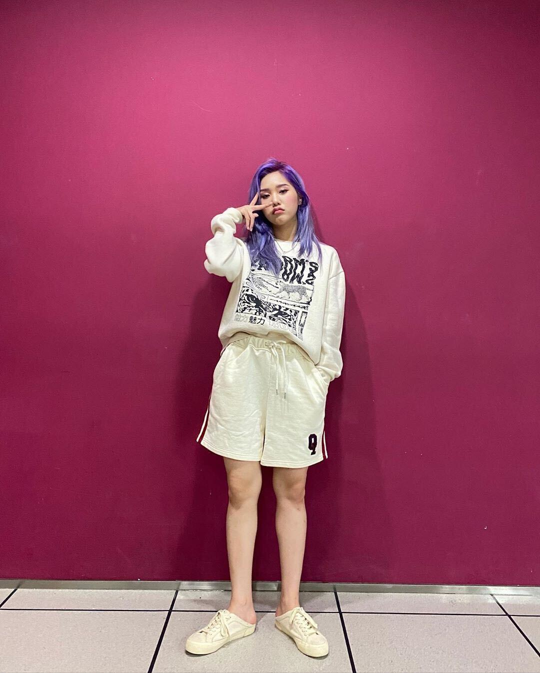 กางเกงขาบาน? เสื้อยืดสีขาว? มาดูกันดีกว่าว่า ซัมเมอร์นี้มีแฟชั่นอะไรบ้างที่ไอดอลชอบใส่กัน