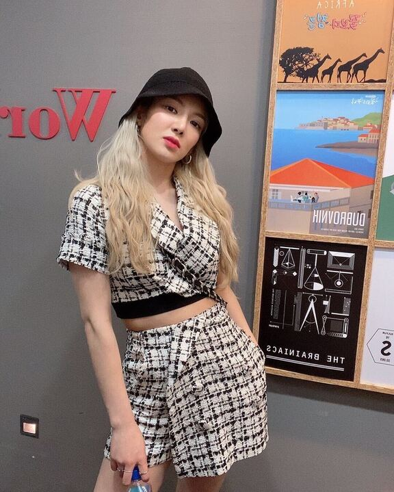 กางเกงขาบาน? เสื้อยืดสีขาว? มาดูกันดีกว่าว่า ซัมเมอร์นี้มีแฟชั่นอะไรบ้างที่ไอดอลชอบใส่กัน