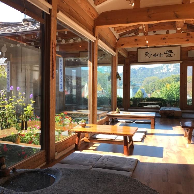 ร้านชาในหมู่บ้านฮันอกบุกช่นที่คนเข้าคิวต่อแถวยาวเหยียดเป็นชั่วโมง วิวภูเขา บรรยากาศพันล้าน