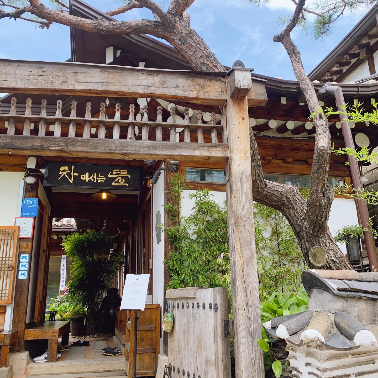 ร้านชาในหมู่บ้านฮันอกบุกช่นที่คนเข้าคิวต่อแถวยาวเหยียดเป็นชั่วโมง วิวภูเขา บรรยากาศพันล้าน