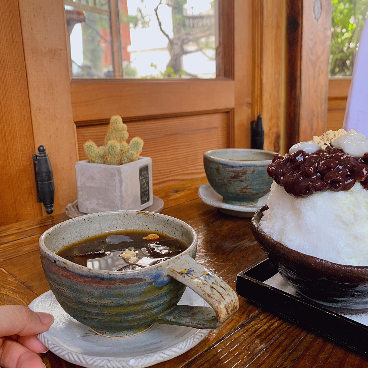 ร้านชาในหมู่บ้านฮันอกบุกช่นที่คนเข้าคิวต่อแถวยาวเหยียดเป็นชั่วโมง วิวภูเขา บรรยากาศพันล้าน