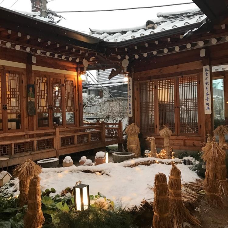 ร้านชาในหมู่บ้านฮันอกบุกช่นที่คนเข้าคิวต่อแถวยาวเหยียดเป็นชั่วโมง วิวภูเขา บรรยากาศพันล้าน