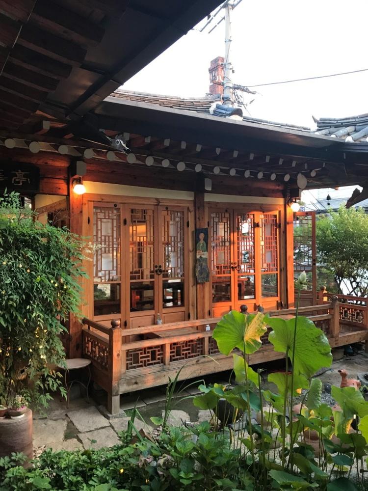 ร้านชาในหมู่บ้านฮันอกบุกช่นที่คนเข้าคิวต่อแถวยาวเหยียดเป็นชั่วโมง วิวภูเขา บรรยากาศพันล้าน