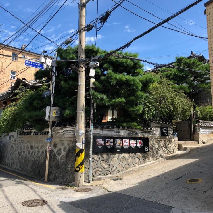 ร้านชาในหมู่บ้านฮันอกบุกช่นที่คนเข้าคิวต่อแถวยาวเหยียดเป็นชั่วโมง วิวภูเขา บรรยากาศพันล้าน