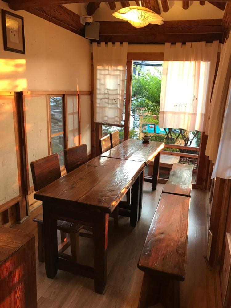 ร้านชาในหมู่บ้านฮันอกบุกช่นที่คนเข้าคิวต่อแถวยาวเหยียดเป็นชั่วโมง วิวภูเขา บรรยากาศพันล้าน