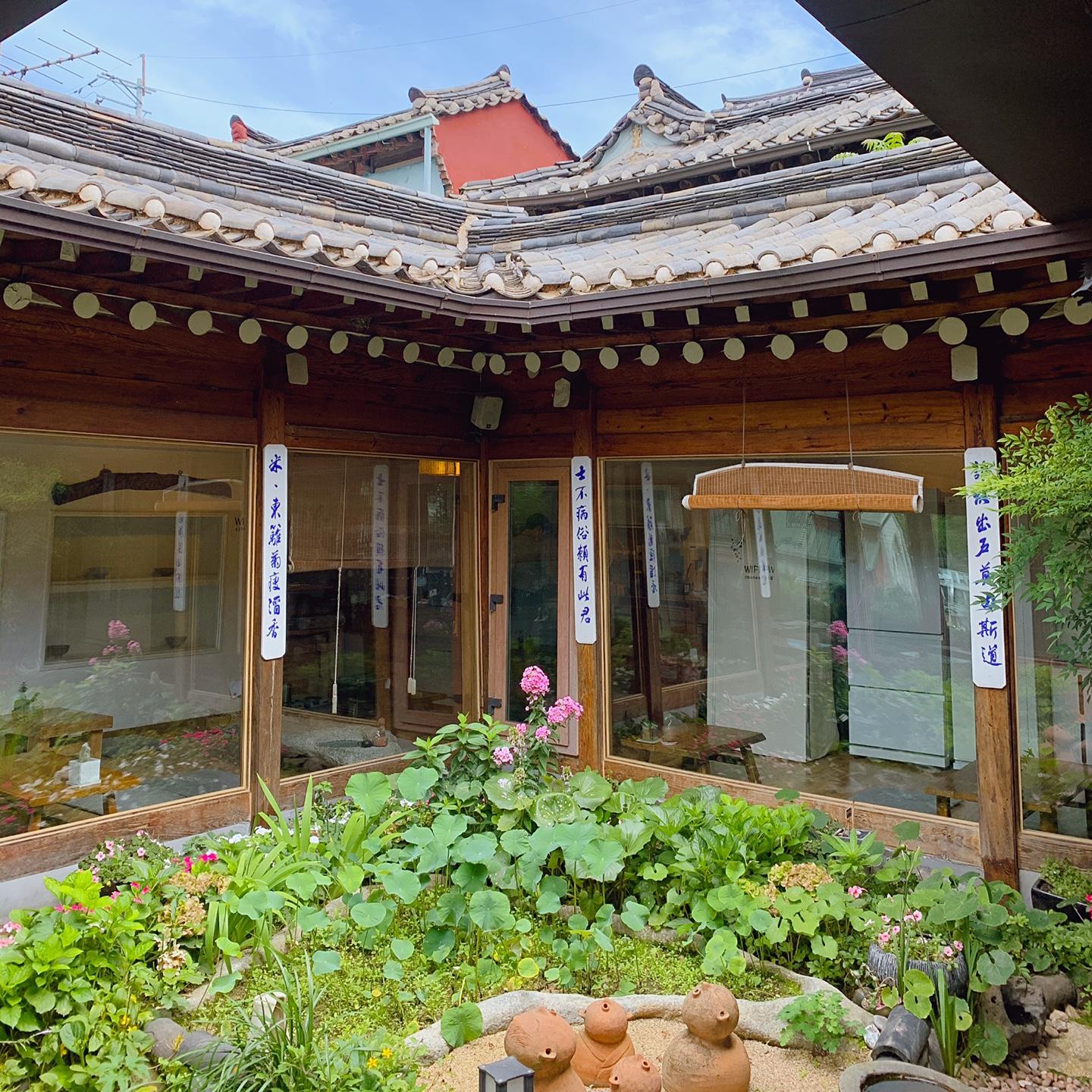 ร้านชาในหมู่บ้านฮันอกบุกช่นที่คนเข้าคิวต่อแถวยาวเหยียดเป็นชั่วโมง วิวภูเขา บรรยากาศพันล้าน