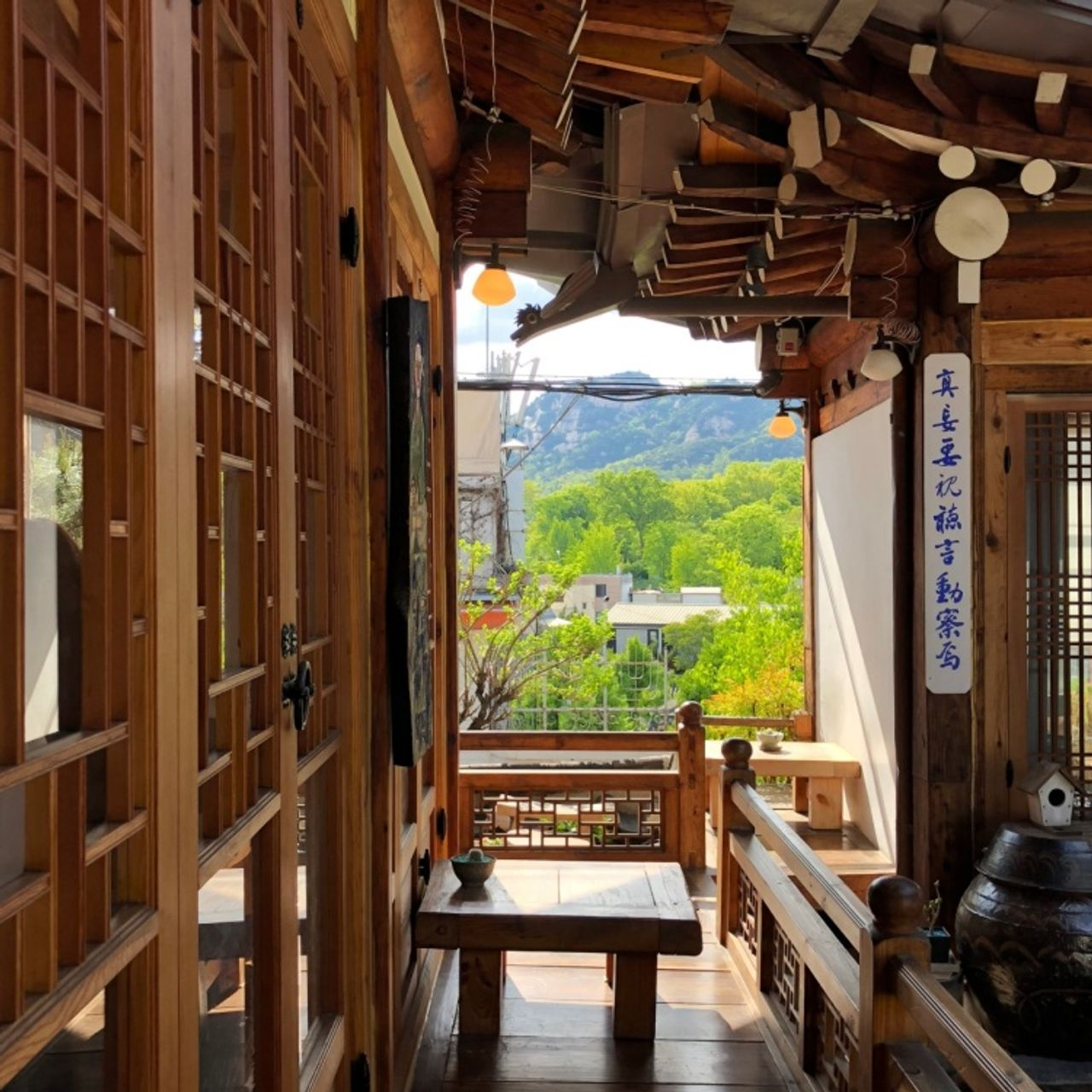 ร้านชาในหมู่บ้านฮันอกบุกช่นที่คนเข้าคิวต่อแถวยาวเหยียดเป็นชั่วโมง วิวภูเขา บรรยากาศพันล้าน